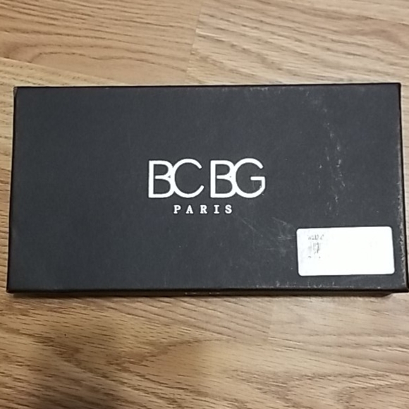 BCBG PARIS Tri-Fold Wallet - Boxed - Picture 2 of 13